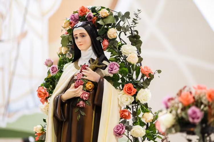 Conheça a história de Santa Teresinha, freira que prometeu uma ‘chuva de rosas’ e ensinou a viver a fé nas pequenas coisas