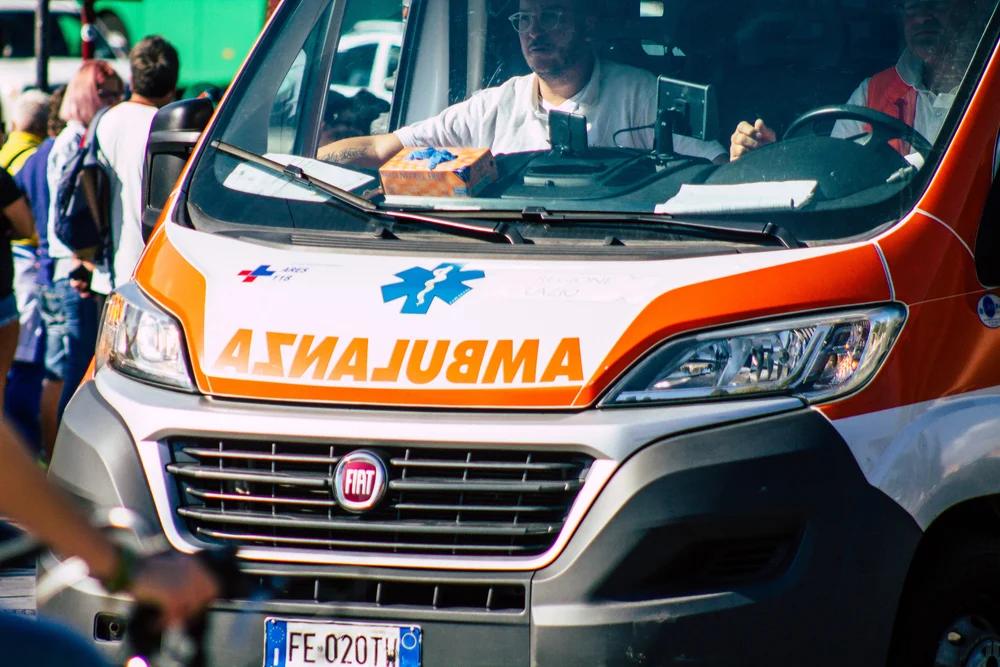 Incidente stradale tra Buccino e Auletta: auto contro un palo, quattro feriti lievi