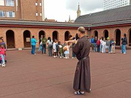 Bruxelles, l’oratorio estivo “colora” il convento dei Carmelitani