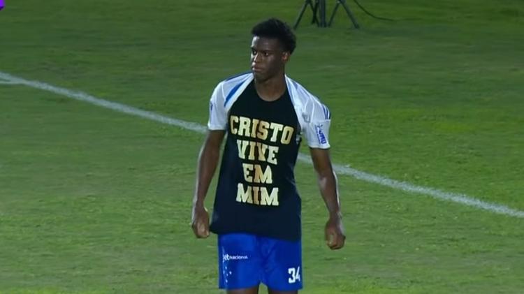 Após fazer gol, jogador do cruzeiro exibe camiseta com frase “Cristo vive em mim”