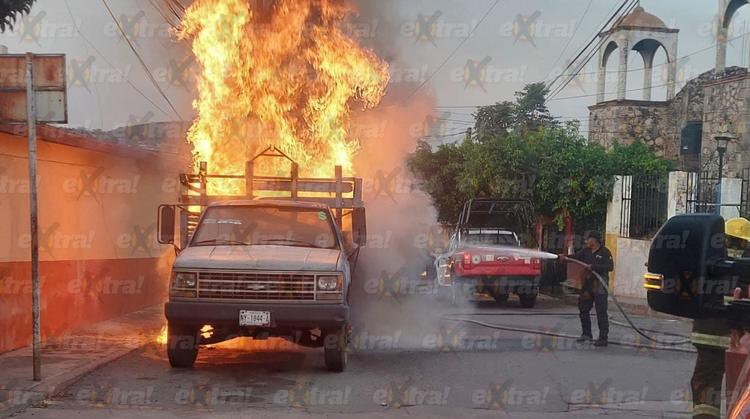 Se queda a oscuras la colonia Cuauhtémoc tras incendiarse camioneta de redilas en Yautepec