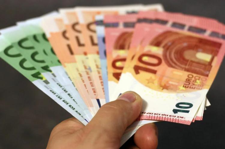C’est fini&nbsp;: vos billets de banque vont bientôt disparaître, voici ce qui les remplace