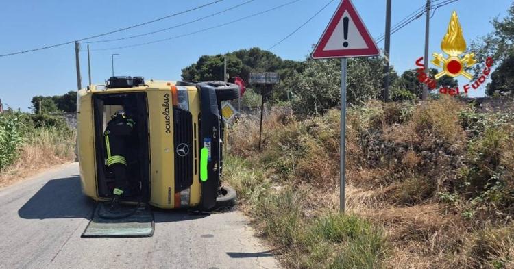Scuolabus si ribalta: 18 feriti, due bambini in gravi condizioni