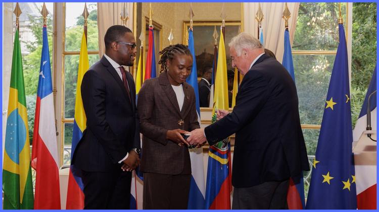 Melchie Dumornay décorée par le Sénat français