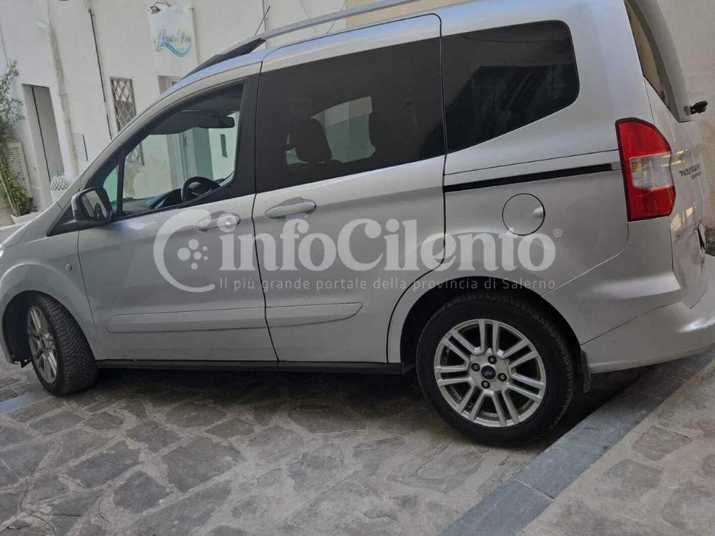 Errore con il navigatore a Castellabate: auto finisce sulla scalinata del porto