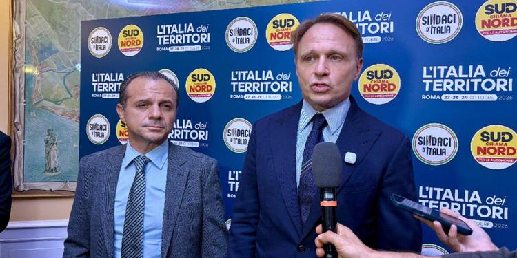 De Luca e Sindaci d’Italia, il “matrimonio” è fatto e lo celebra la premier: a Roma prosegue la convention