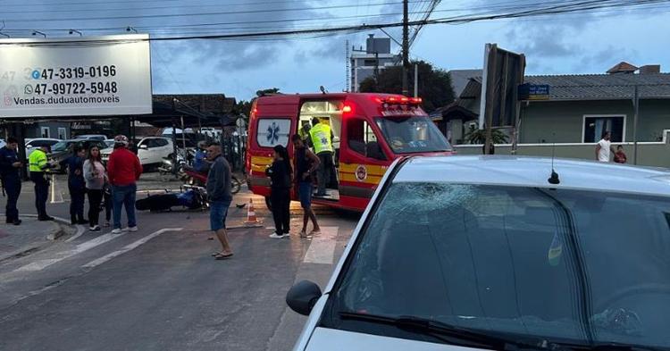 Motociclista sofre suspeita de traumatismo craniano após colisão com carro em Navegantes&nbsp;