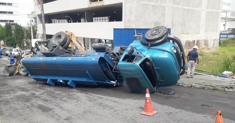 Caminhão-tanque perde força, volta de ré e tomba em Balneário Camboriú