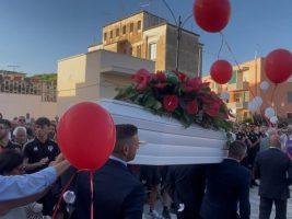 Il dolore di Squinzano per Lorena Isceri: il silenzio e il grido contro la violenza