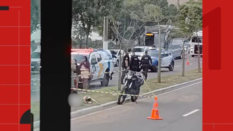 Motociclista de aplicativo e passageira morrem após veículo invadir canteiro e bater em árvore em avenida de Vitória