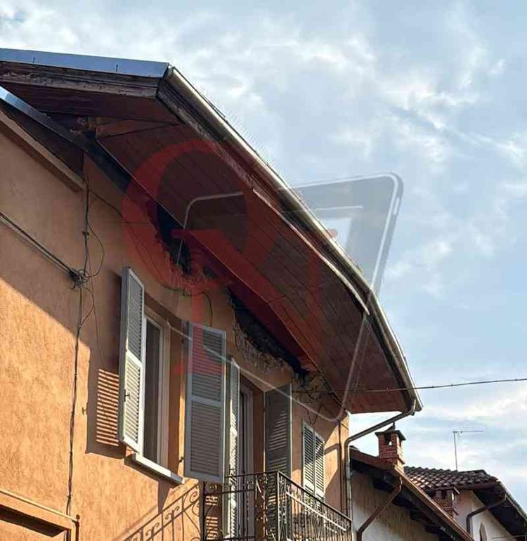 caselle tetto cede in via leini