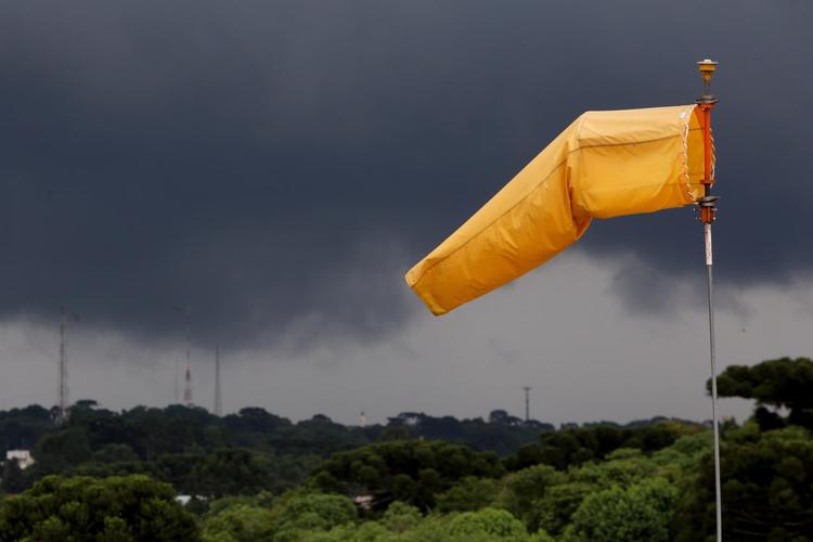 Nove estados do Centro-Sul devem ter tempestades nesta quinta; PR, SP e MS têm risco de tornado
