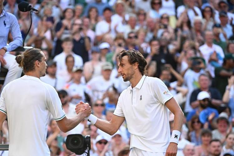 À Wimbledon, Alexander Zverev reste sur une défaite d'entrée contre Arthur Rinderknech. (P.&nbsp;Lahalle/L'Équipe)