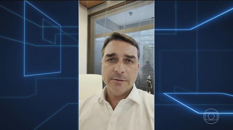 Mensagens mostram que Flávio Bolsonaro cobrou dinheiro de Vorcaro para concluir filme sobre o ex-presidente Jair Bolsonaro