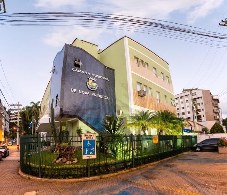 Prefeito de Nova Friburgo veta auxílio-alimentação para vereadores e aponta irregularidade fiscal