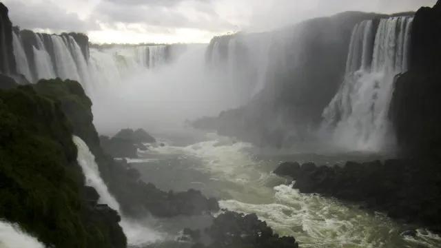 Cheia do rio Iguaçu provoca restrições nas Cataratas do Iguaçu