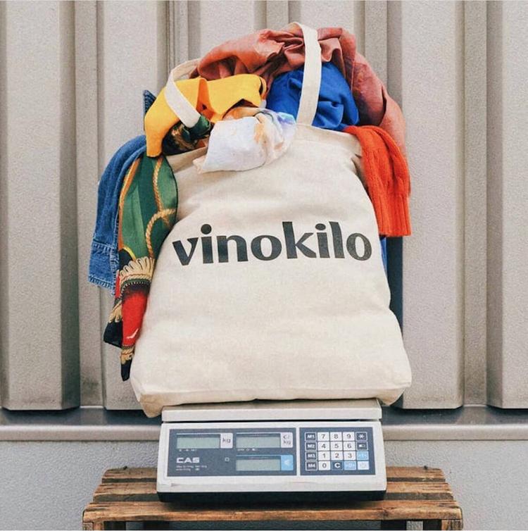 Vinokilo propose d'acheter des vêtements vintage de qualité, au kilo. 