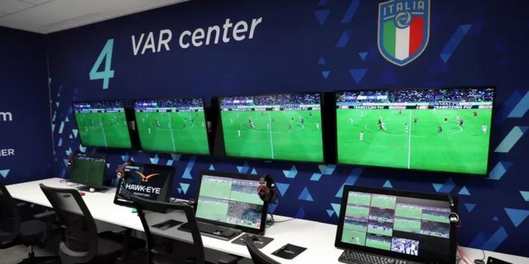 Terremoto arbitrale, l'ex fischietto De Meo rileva: “Sasso-carta-forbice per influenzare le decisioni”