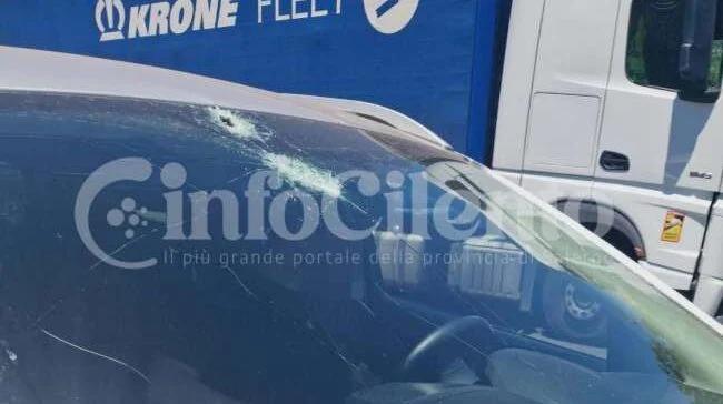 Paura sulla A2 a Battipaglia: pezzo di macchinario sfonda il parabrezza di un’auto