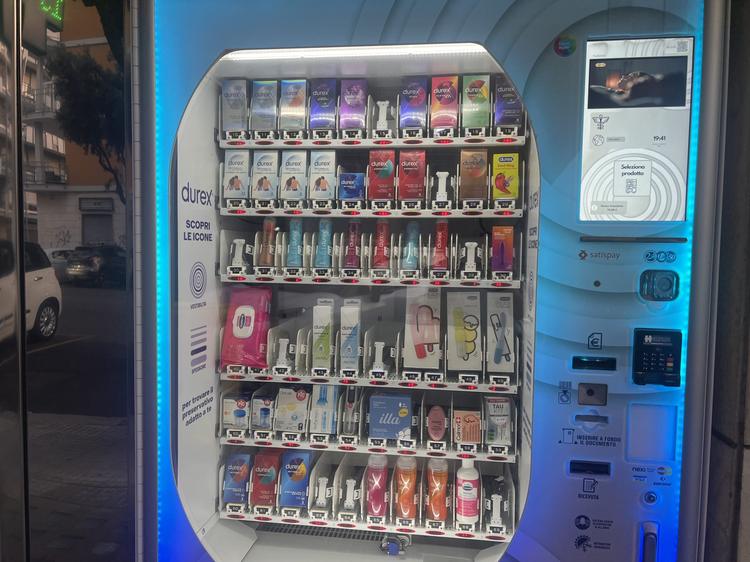 Lecce, distributori farmacie cambiano volto: meno farmaci, spazio ai sex toys