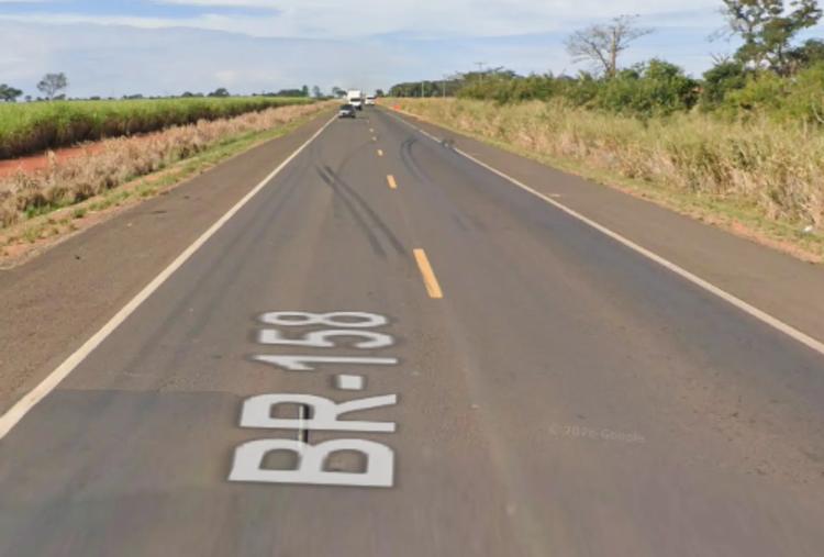 Motorista morre e dois ficam feridos após carro bater de frente com caminhonete na BR-158 em MS