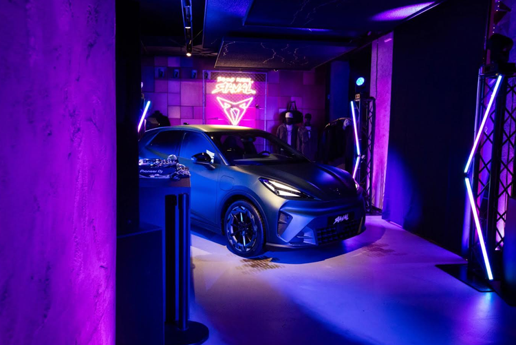 Con Cupra Raval un viaggio nel futuro e il volante si trasforma in opera d’arte