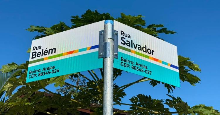 Camboriú começa a instalar novo modelo de placas de ruas; quatro bairros são os primeiros beneficiados