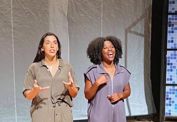 “Quanto mais você perde o som, mais ganha sons da cabeça” – no palco da peça ‘Surda’