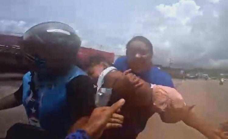 Criança é salva de engasgo por guarda municipal após mãe encontrar viatura no caminho para hospital; VÍDEO