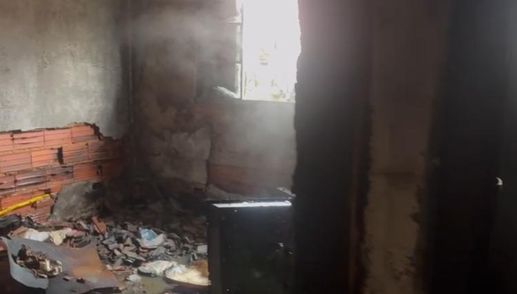 VÍDEO: incêndio destrói casa em Santa Bárbara d'Oeste e cachorro de estimação desaparece
