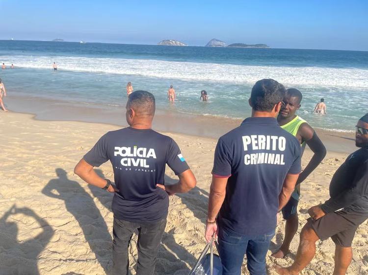 Polícia Civil investiga manchas de substância escura encontradas na areia da Praia de Ipanema