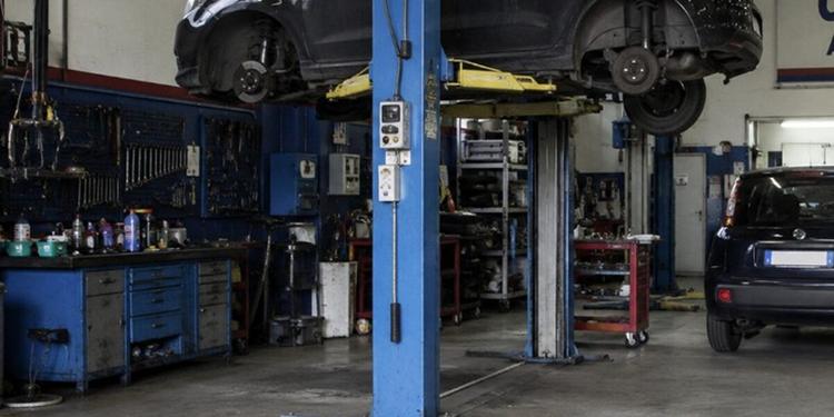 Tragedia sul lavoro, meccanico muore schiacciato dall'auto su cui stava lavorando a Reggio Emilia