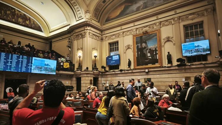 Camelôs ocupam plenário da Câmara pedindo revogação de decreto que fiscaliza o comércio ambulante no Rio