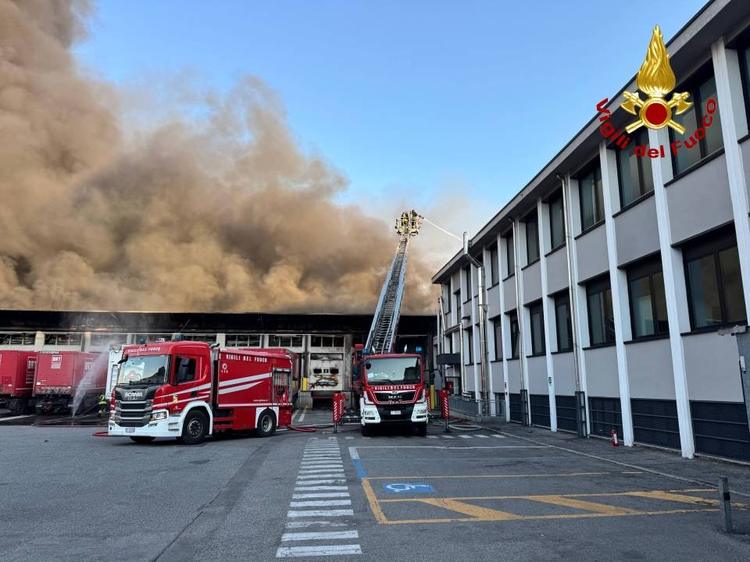 Maxi rogo nel deposito Brt di Milano: "Incendio partito da batterie al litio surriscaldate"