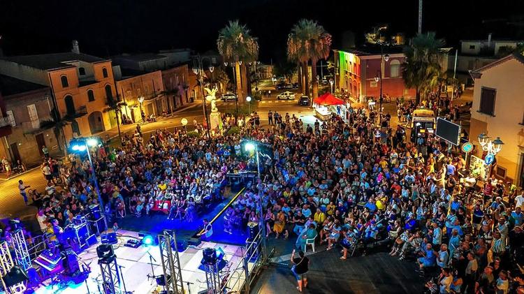 ✨✨Una serata da ricordare quella di ieri a Rodì Milici! Una piazza gremita, tante risate e un'atmosfera straordinaria gr...
