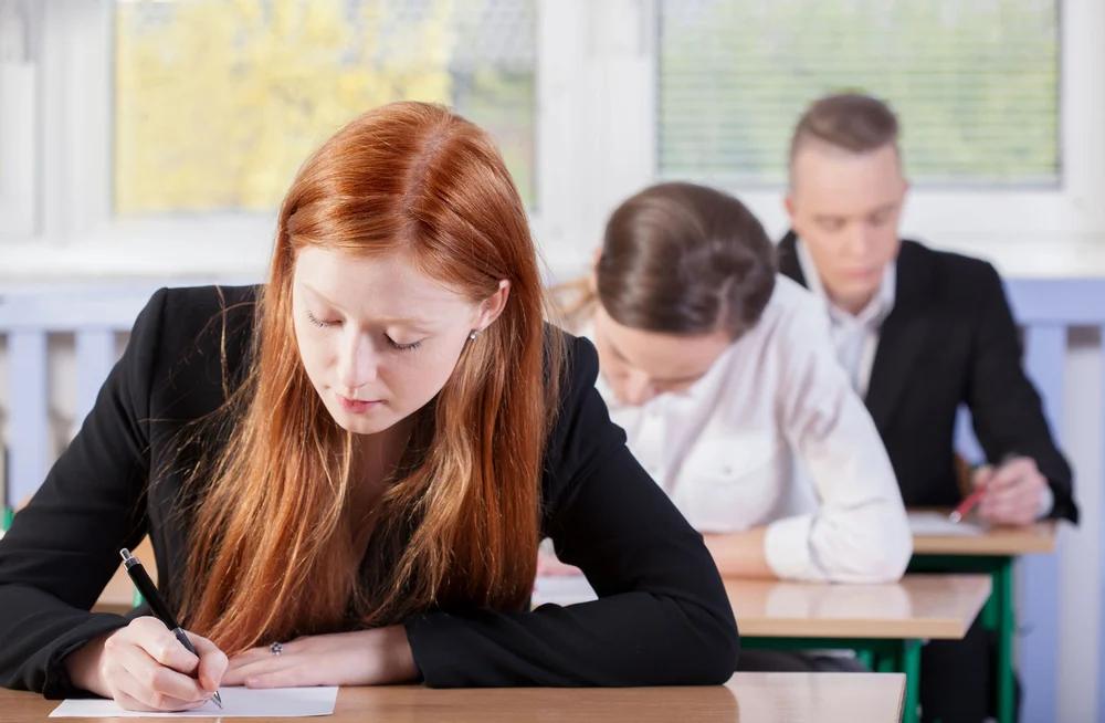 Maturità 2026, al via gli esami per oltre 520mila studenti: da Saragat a Pavese e le sfide del giornalismo, ecco le tracce della prima prova