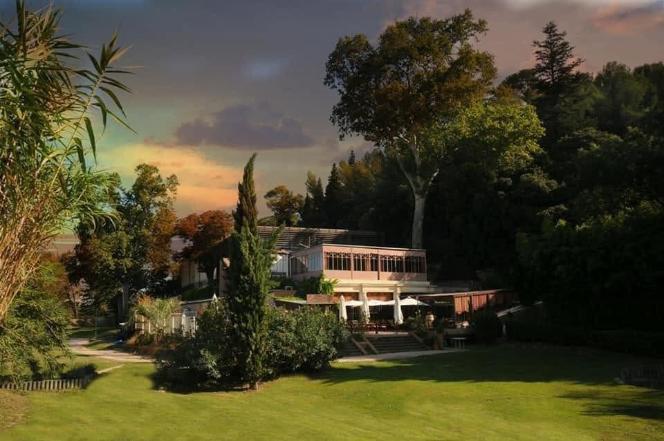 Magie Noire s’empare du restau Le Grand Arbre pour monter le son