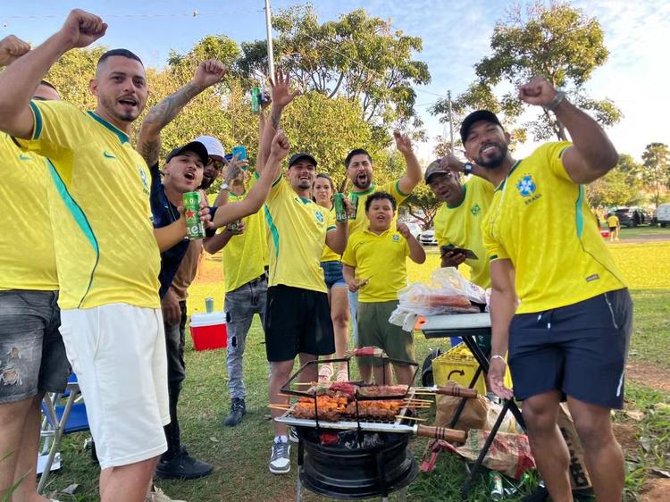 FOTOS: com direito a churrasco, torcedores se reúnem para Brasil x Noruega em telão em Campinas