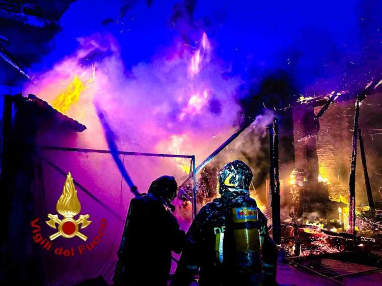 venaria reale incendio tettoia con legnaia