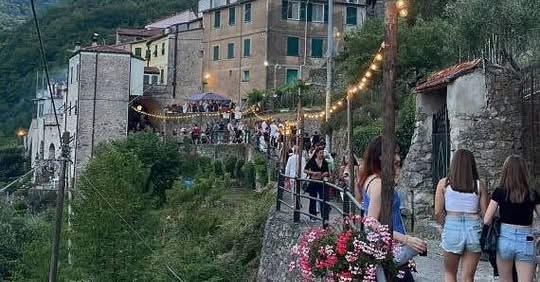 IL CAMMINO DEL SOLSTIZIO è il grande appuntamento dell’estate con la musica e la spensieratezza, abbracciato senza riser...