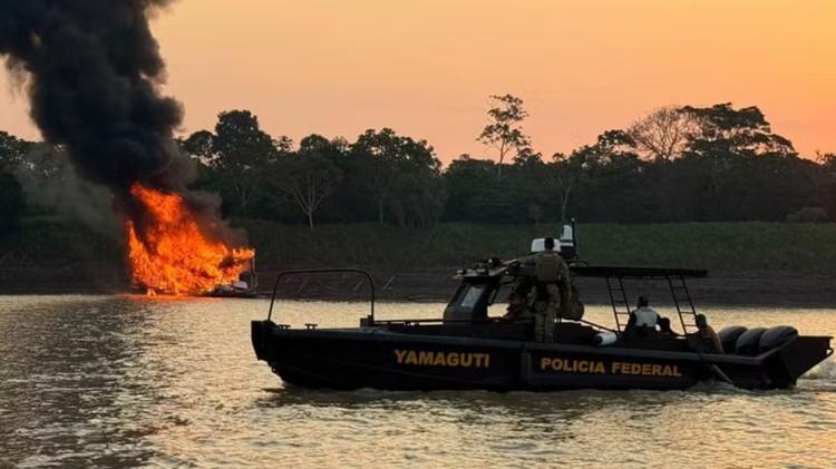 PF destrói 22 dragas e 5 embarcações usadas em garimpo ilegal no Rio Madeira, no AM