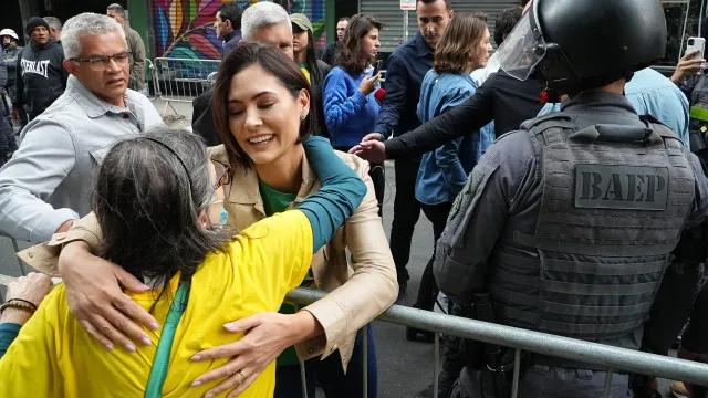 Michelle Bolsonaro discute com eleitora da oposição em votação em Brasília
