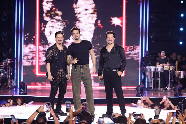 Surpreendidos por Luan Santana, Kaique & Felipe lançam 