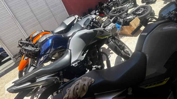 Rastreador de moto furtada leva polícia a desarticular desmanche de veículos em Fortaleza
