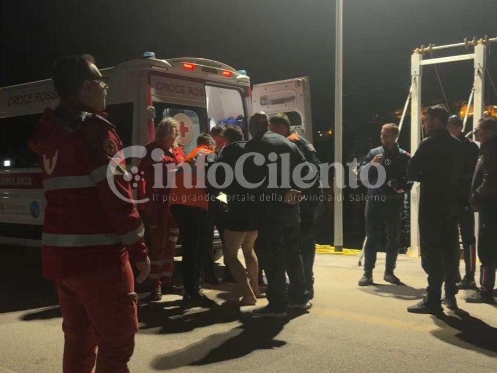 Capaccio Paestum, paracadutista finisce in mare: dramma sfiorato, soccorritore in ipotermia