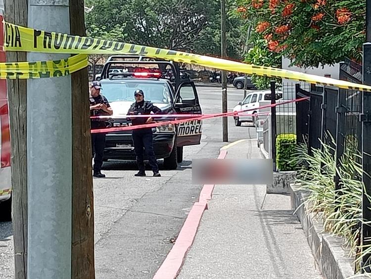 Asesinan a balazos a Carlos "N", propietario de restaurante, afuera de supermercado en Cuernavaca; había sido señalado y amenazado en mantas