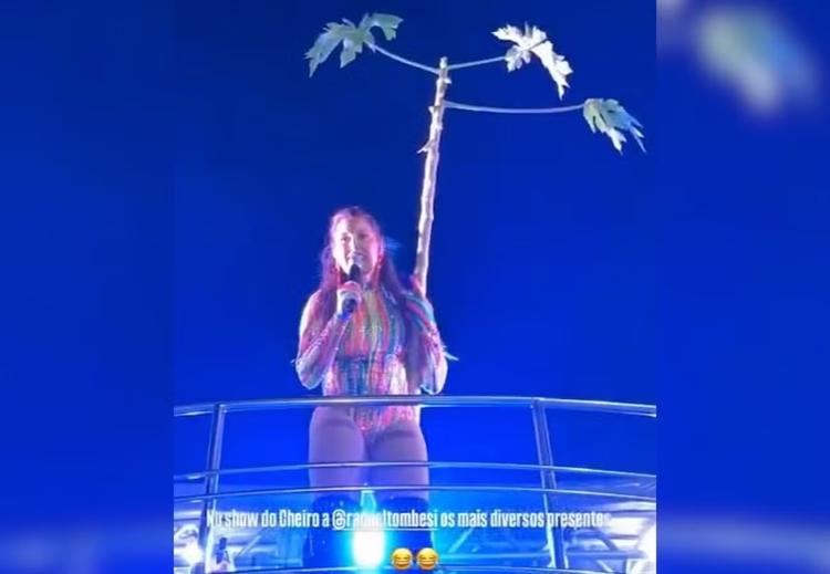 Vocalista do Cheiro de Amor ganha presente inusitado durante show no TO: 'Dei muita risada'