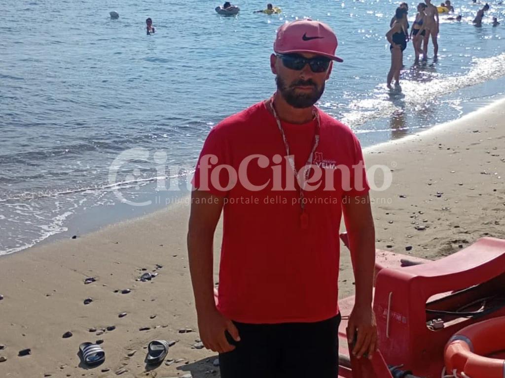 Paura a Casal Velino Marina: gommone con due bambini trascinato al largo, salvati dal bagnino