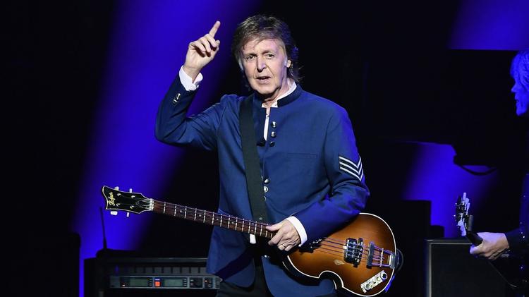 Paul McCartney toca clássicos dos Beatles em apresentação pós-créditos do ‘SNL’