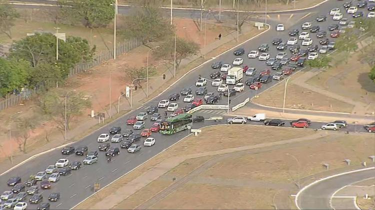 Semáforos desligados dificultam trânsito no Eixo Monumental, em Brasília